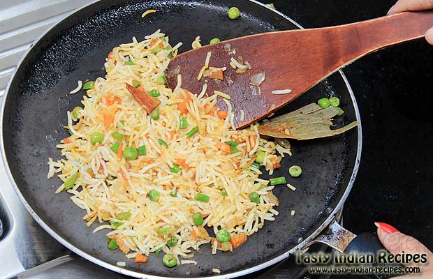 Cooking Tawa Pulao on Tawa Cooking Tawa Pulao on Tawa