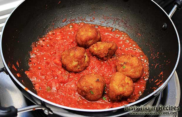 Dum Aloo in Tomato Gravy Dum Aloo in Tomato Gravy