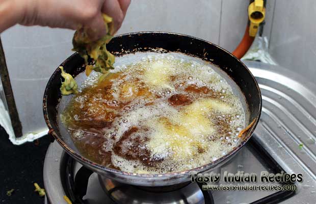 Spread Pakora Batter in Hot Oil Spread Pakora Batter in Hot Oil